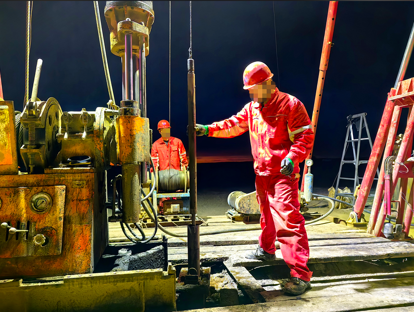 Diamond drill bits in use at an engineering drilling site; these bits, manufactured using graphite molds, offer high precision and are suitable for construction foundations and engineering drilling.