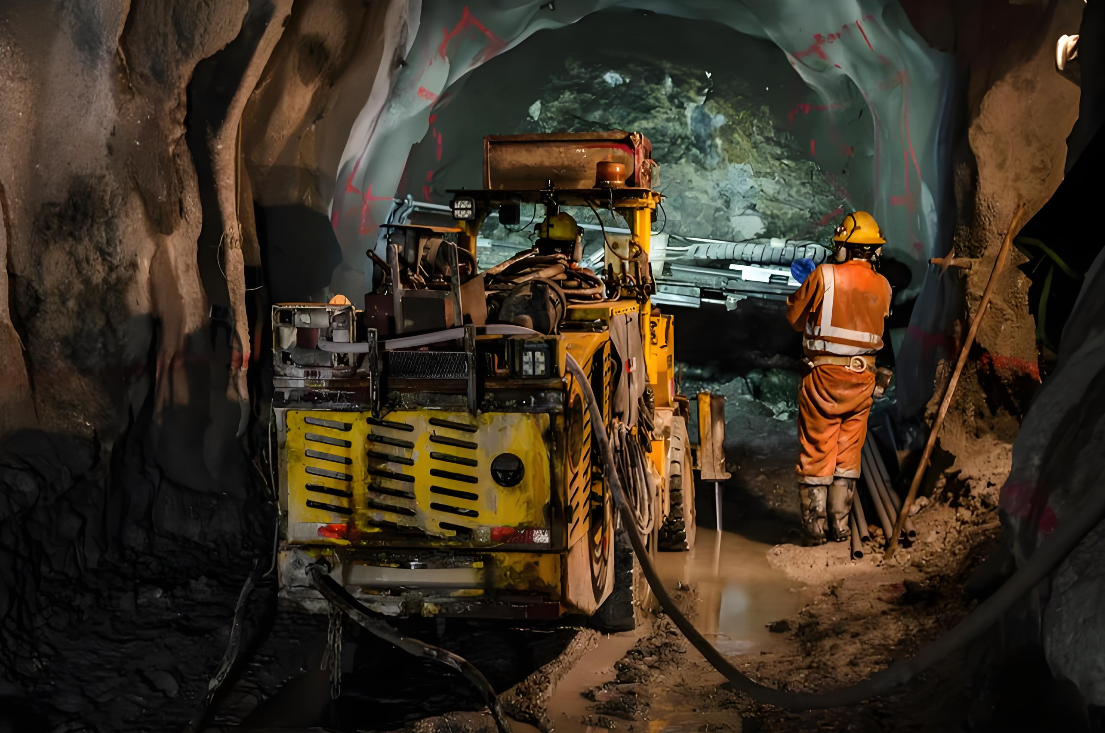 At a diamond drill bit mining site in a mine tunnel, drill bits manufactured using graphite molds offer excellent wear resistance and impact resistance, making them ideal for hard rock conditions.